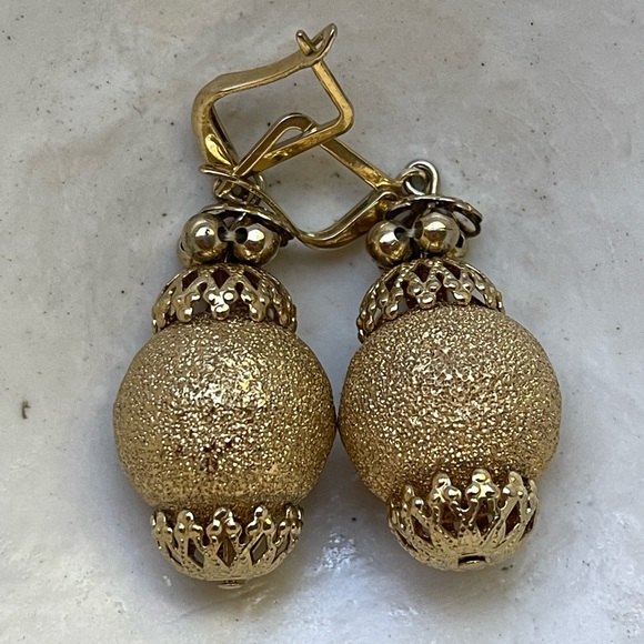 Beautiful red raspberry glass dangles and sparkling gold necklace/ earrings! - Picture 4 of 4